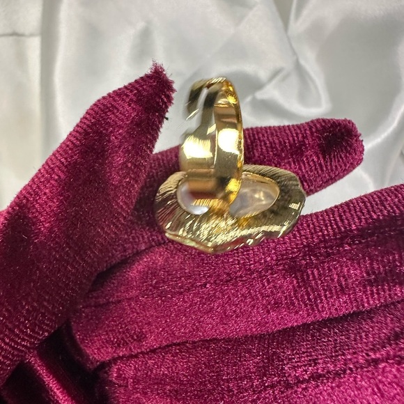 Zara Gold and White Ring with Timeless Elegance - Picture 3 of 9